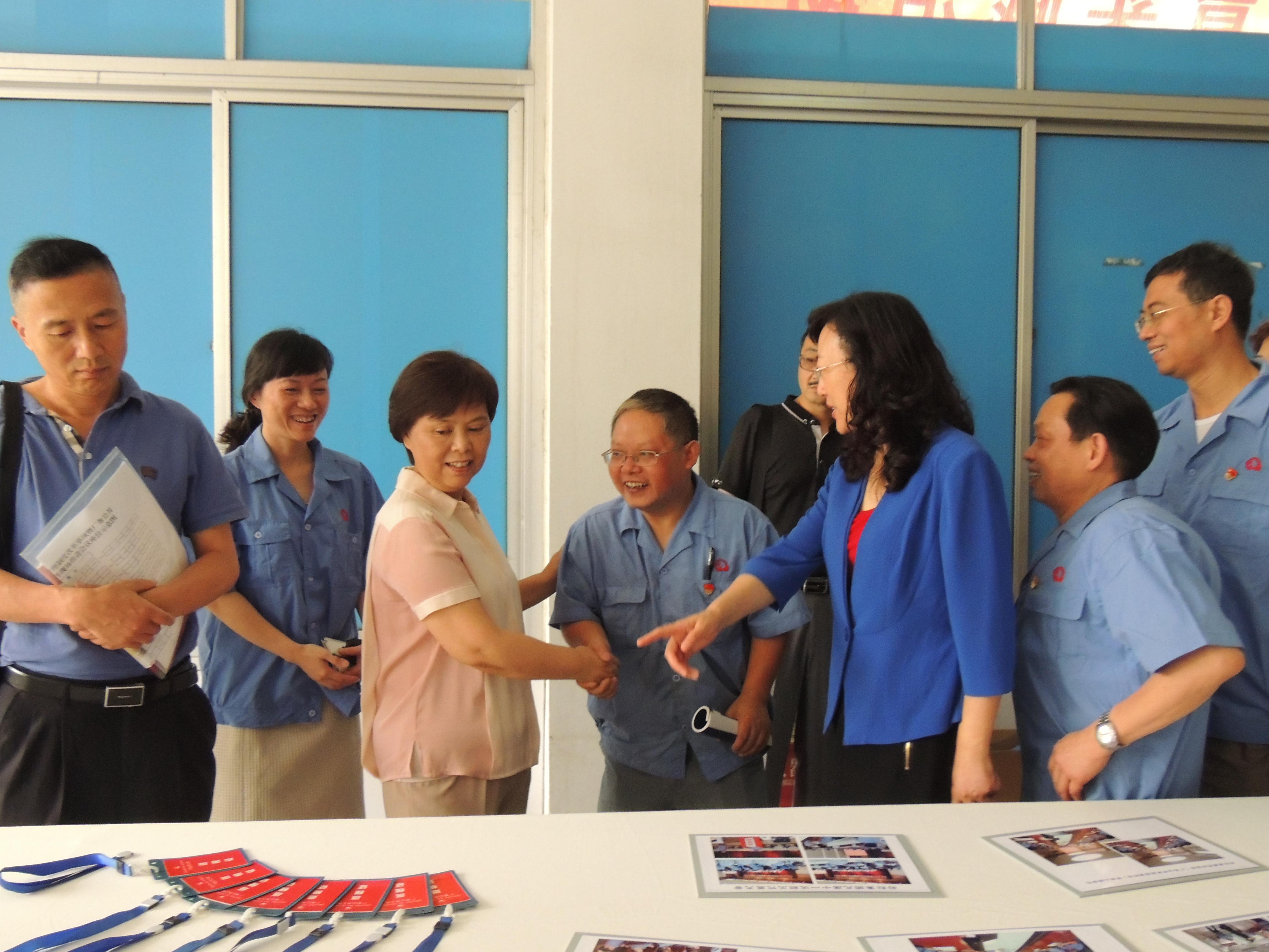 赵小维与员工亲切交谈 赵小维与员工亲切交谈