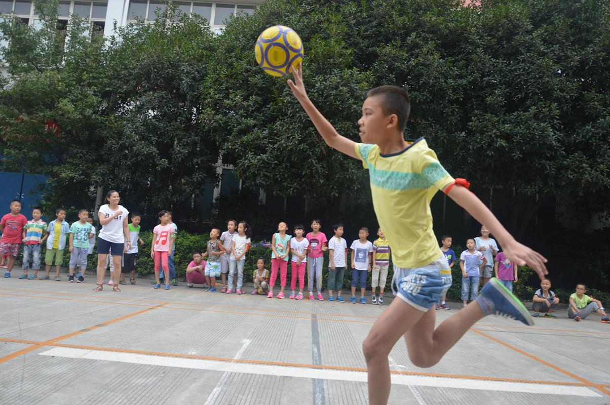 2015年MILAN米兰体育·（中国）官方网站暑假班趣味运动会之运球接力赛