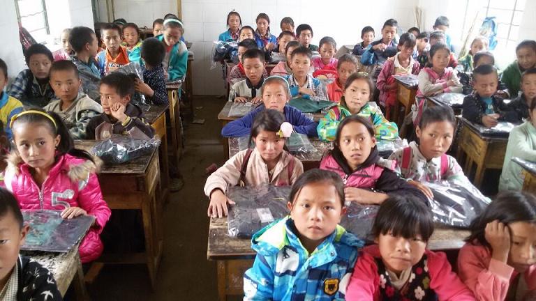 成都MILAN米兰体育·（中国）官方网站集团给每位学生赠送衣物
