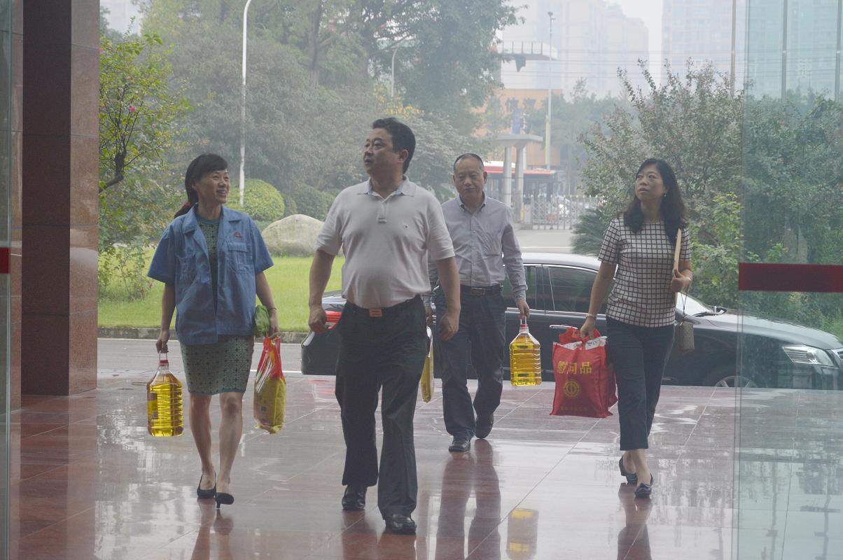 成都市总工会领导到成都MILAN米兰体育·（中国）官方网站集团慰问困难职工