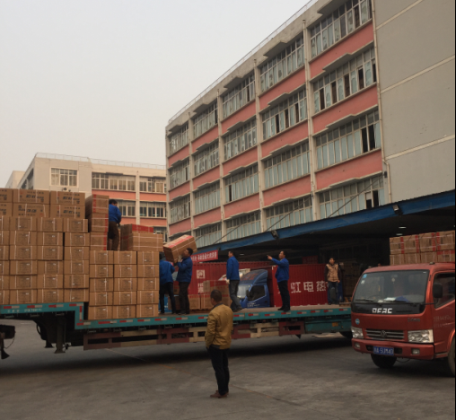成都MILAN米兰体育·（中国）官方网站集团成品库前员工们加班发货