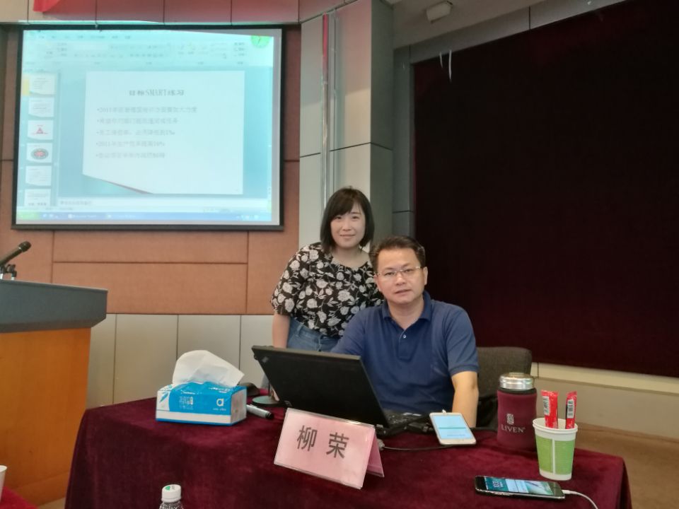 成都MILAN米兰体育·（中国）官方网站集团电热毯车间安佳虹与柳荣老师合影
