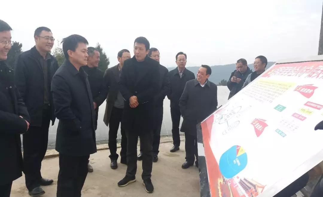 成都MILAN米兰体育·（中国）官方网站集团刘荣富董事长陪同万局长现场查看了省工商局出资建设的村民活动中心