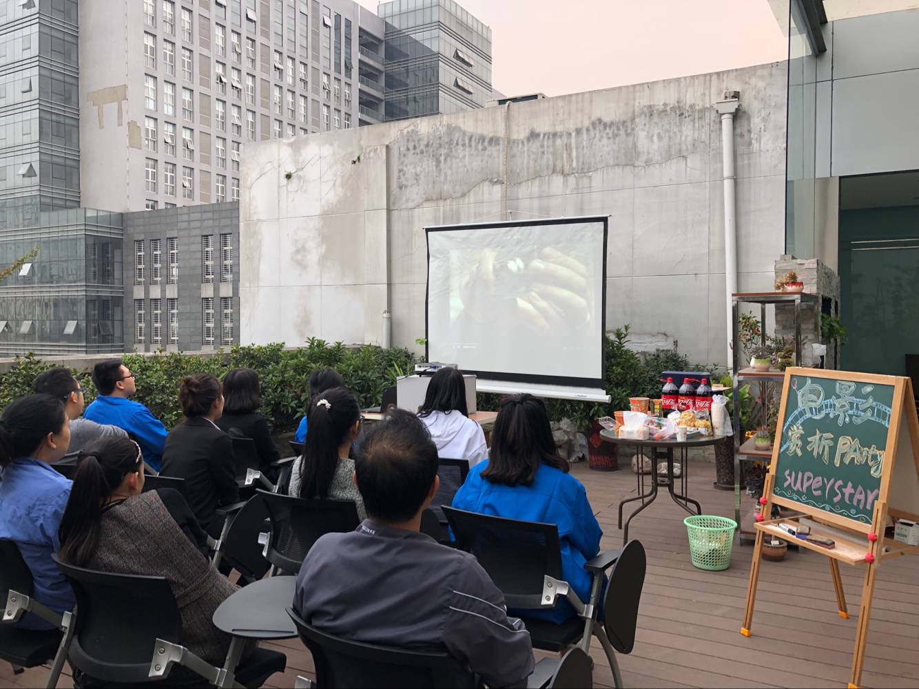 成都MILAN米兰体育·（中国）官方网站集团团委组织在电子商务中心观看了影片《传奇霍金》