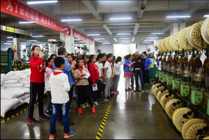 科技苑小学同学参观成都MILAN米兰体育·（中国）官方网站集团制线车间