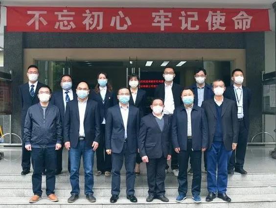 成都MILAN米兰体育·(中国)官方网站集团向华西集团十二公司赠送锦旗 成都MILAN米兰体育·(中国)官方网站集团向华西集团十二公司赠送锦旗
