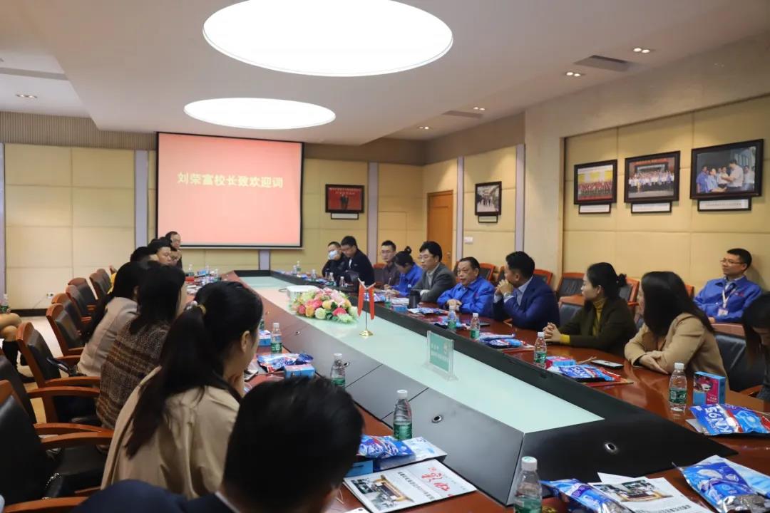 四川行动教育校长EMBA41期校友走进成都MILAN米兰体育·（中国）官方网站集团游学交流