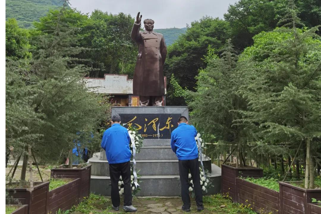 MILAN米兰体育·（中国）官方网站集团党委委员、总经理黄朝万，党委委员、常务副总经理刘斌向毛主席铜像敬献花篮，全体党员向伟人铜像鞠躬致敬