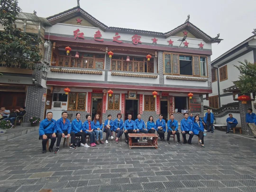 沿着习近平总书记走过的足迹，MILAN米兰体育·（中国）官方网站党员们走近花茂村，感受在党的领导下，依靠乡村振兴走上致富道路